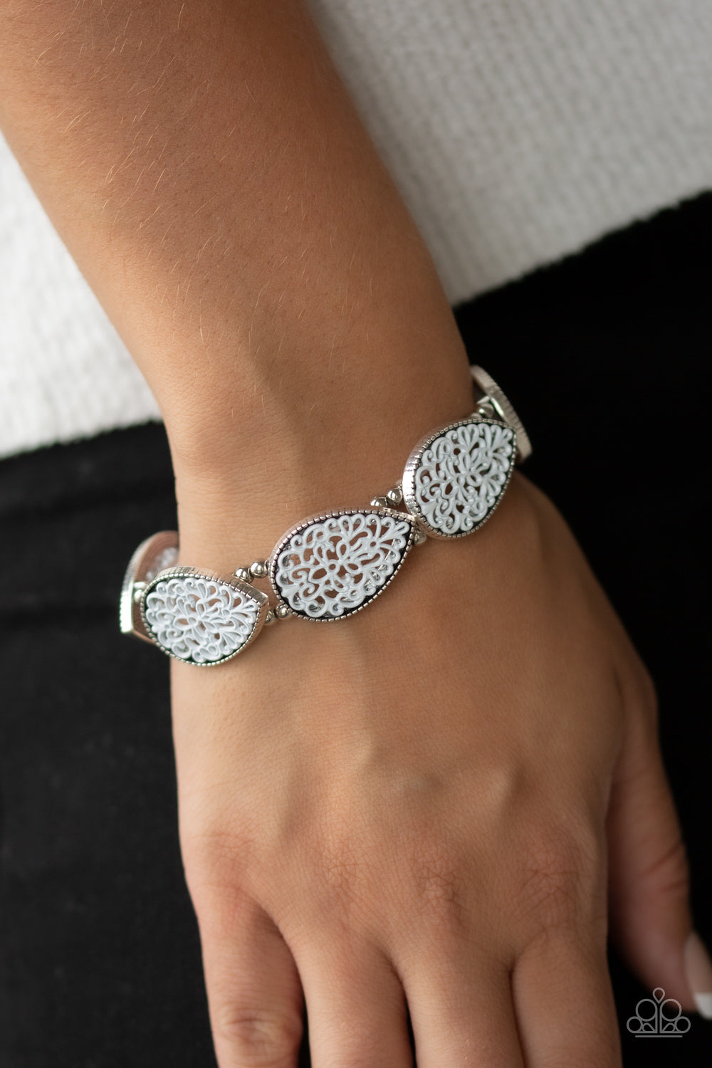 Paparazzi Heirloom Hunter - White Bracelet